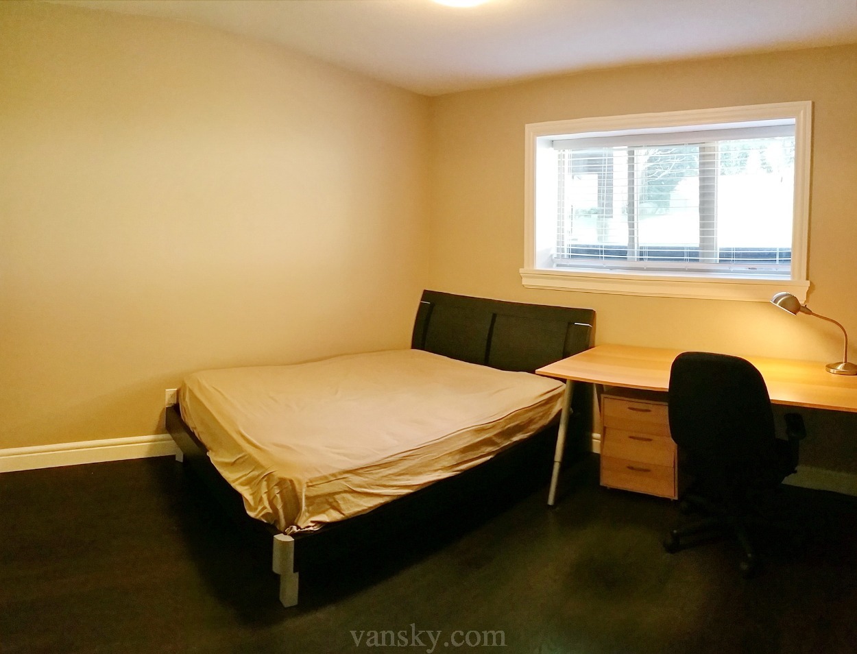 $680阳光单房,邻超市,500米公交直达SFU,Metrotown,D/T女生